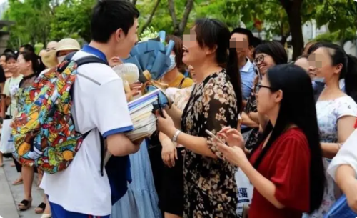 闺女高考考试估分635，父母高姿态设宴庆贺，成绩出来后父母遭遇抽脸1.png
